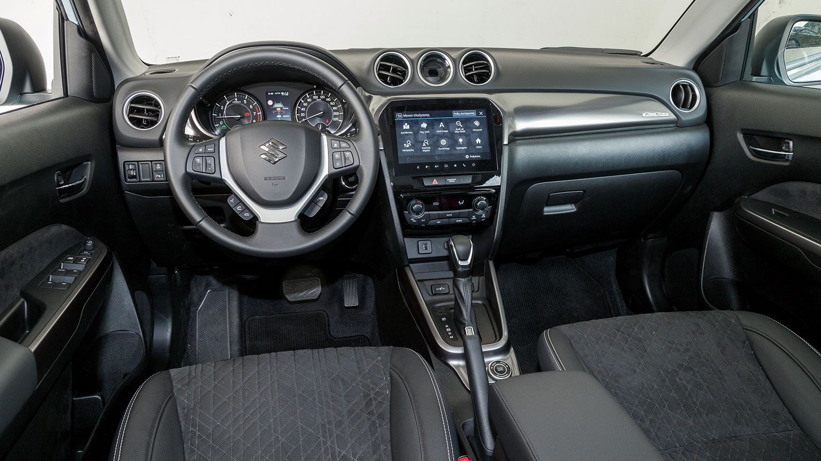 Chery Tiggo 4 VS Suzuki Vitara. Ποιο ξεχωρίζει σε εξοπλισμό ασφάλειας και άνεσης.